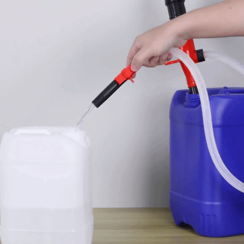 Kraftstoffpumpe pumpt Flüssigkeit sauber aus Kanister ohne Verschütten